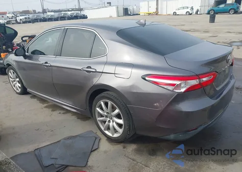 2020 Toyota Camry Le z USA, uszkodzony, nr VIN 4T1C11AK0LU890847